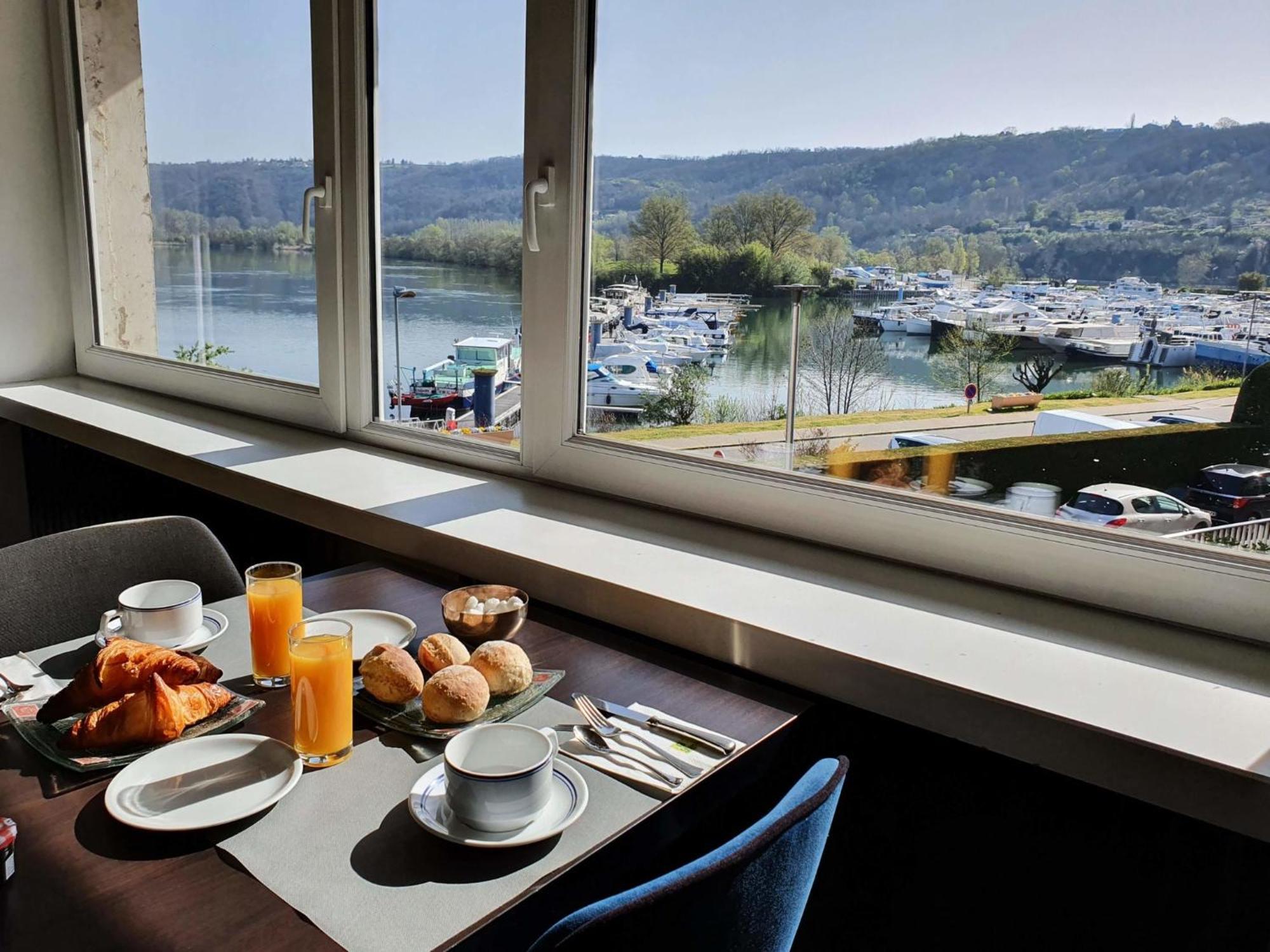 Hotel Le Bellevue Les Roches-de-Condrieu エクステリア 写真