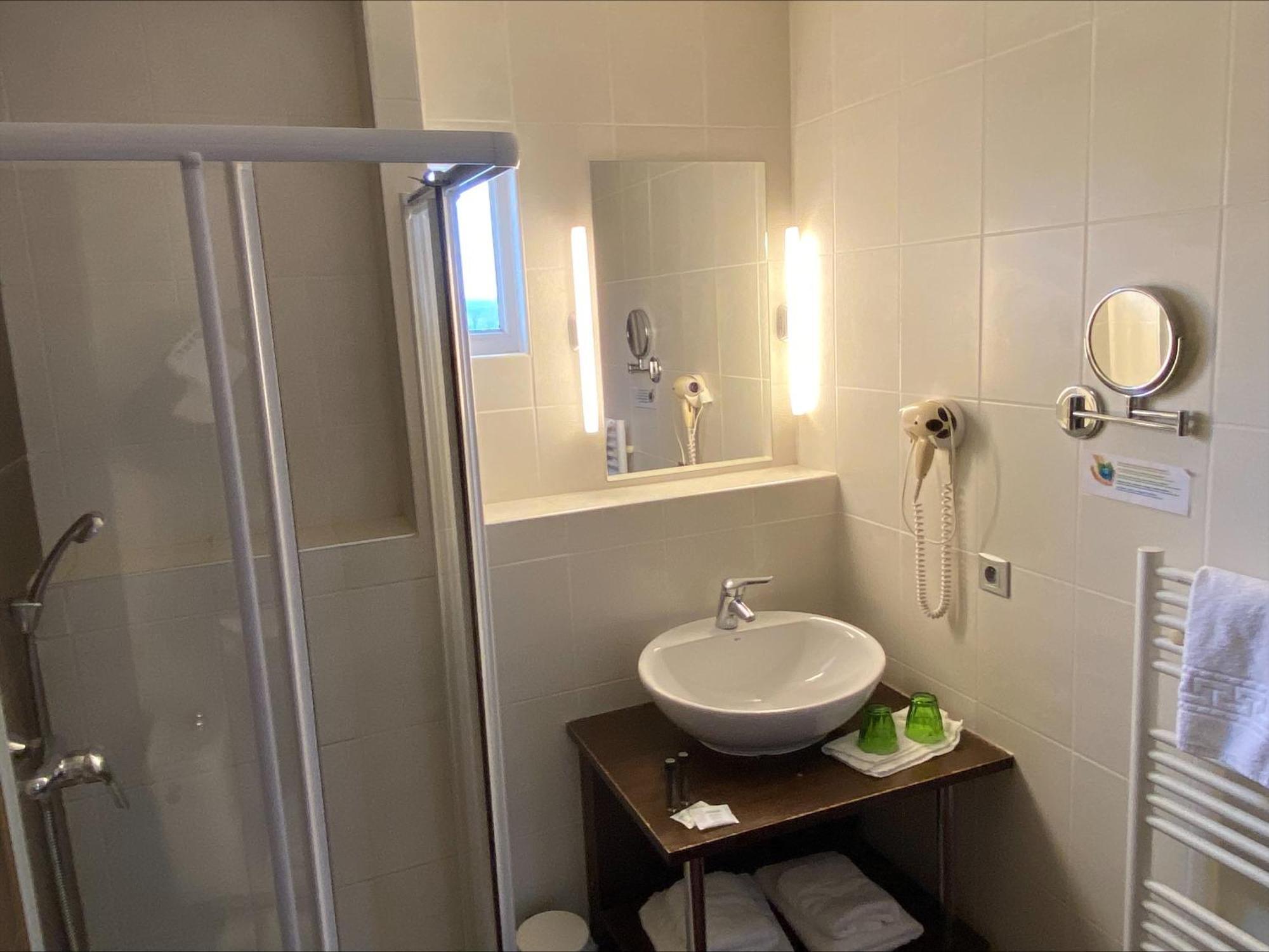 Hotel Le Bellevue Les Roches-de-Condrieu エクステリア 写真